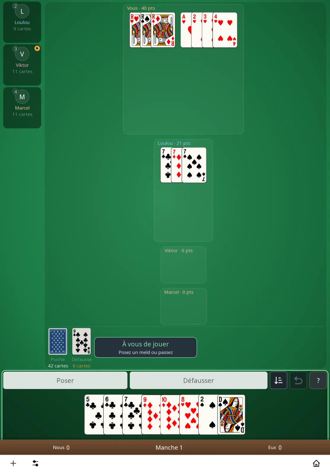 La même partie de Rami à quatre sur tablette : tapis vert plus grand, brelan de rois et suite de cœur posés, brelan de sept de Loulou, votre main en bas.