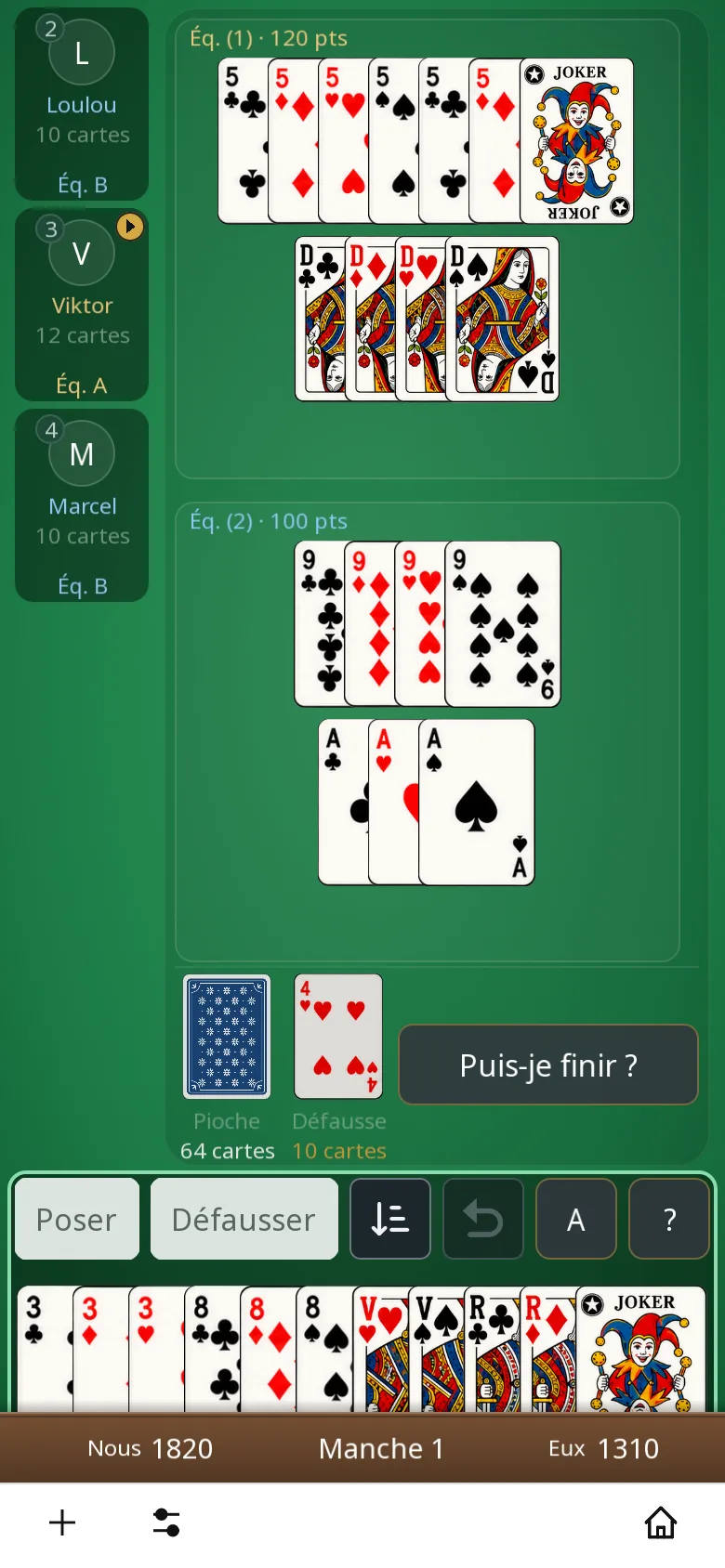 Partie de Canasta à quatre sur téléphone, en deux équipes : des groupes de cinq, de dames, de neuf et d’as posés par équipe, un joker avec les cinq, et la bulle « Puis-je finir ? ».