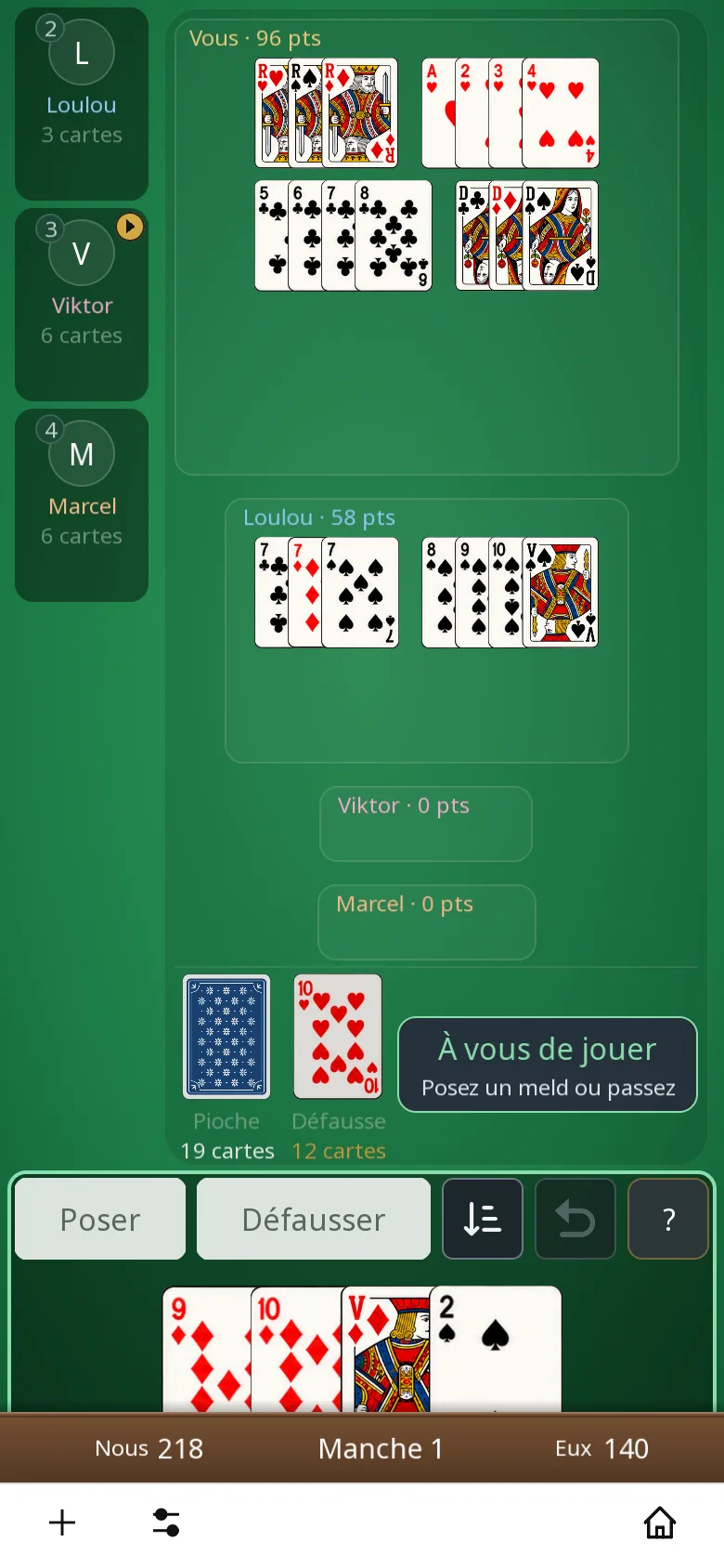 Manche de Rami très avancée sur téléphone : vous avez posé quatre combinaisons, dont une suite de cœur et une suite de trèfle, Loulou en a posé deux, et il ne vous reste que quatre cartes en main.