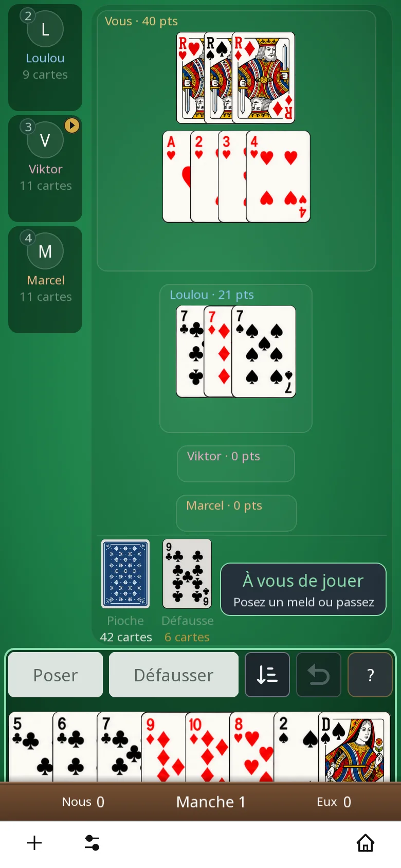 Partie de Rami à quatre sur téléphone, tapis vert : un brelan de rois et une suite de cœur posés par vous, un brelan de sept posé par Loulou, la pioche et la défausse, votre main en bas sur un rail en bois, boutons Poser et Défausser.